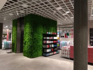 Kunstpflanzwand Juniperus - Farn-Hecke - Aufzug Einrichtungshaus