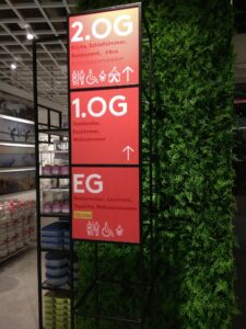 Kunstpflanzwand Juniperus - Farn-Hecke - Aufzug Einrichtungshaus