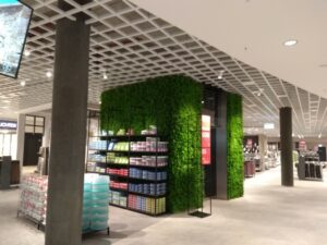 Kunstpflanzwand Juniperus - Farn-Hecke - Aufzug Einrichtungshaus